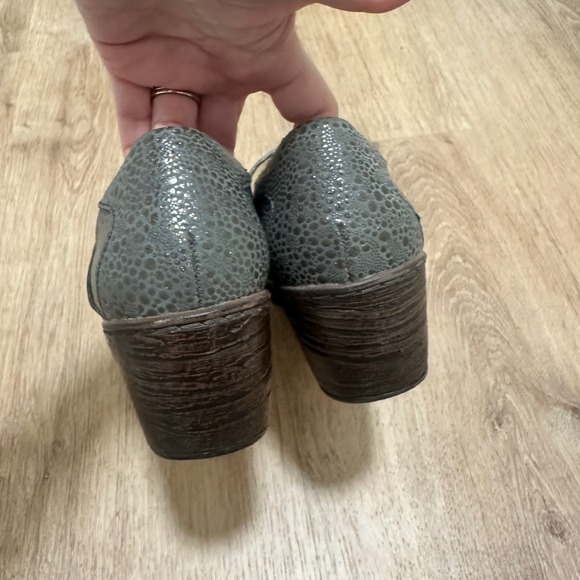 BOC | Women's Gray Leather Floral Textured Slip On Comfort Clogs - Picture 5 of 7